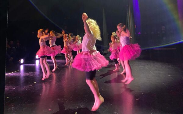 Her blir det glitter, stas og danseglede
