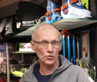 Han går 400 mil i året i butikken