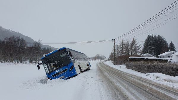 Ny buss utfor vegen