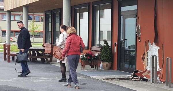 Bil mot bygning på Vestnes