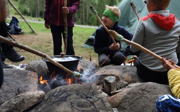 Buldring, mat på bål og kajakk for ungdom