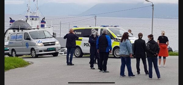 Politieskorte for å komme i land