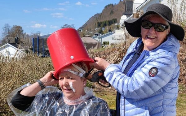 60 års-dag med snitter og ufrivillig hårklipp