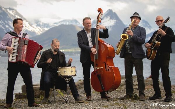 Jazz og trekkspel på Seniortreff på Skodje