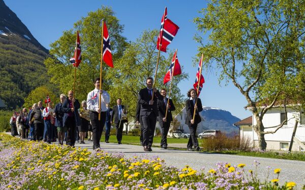 Stor bildereportasje frå 17. mai feiringa i distrikta