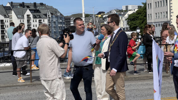 Ordføraren i front i Pride-paraden