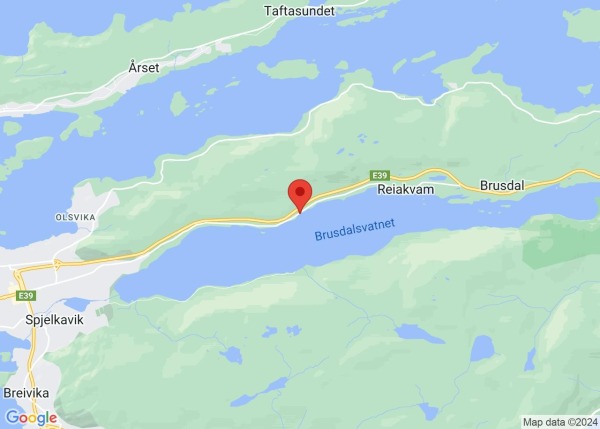 Seks personar og tre bilar i ulukke i Brusdal
