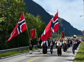 Solskin, song og samhald i Stordal på 17. mai