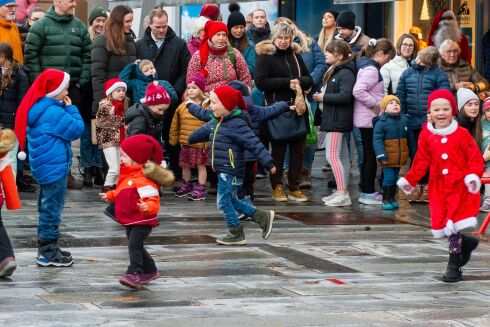 Folk strøymde til julegateopning på Vestnes