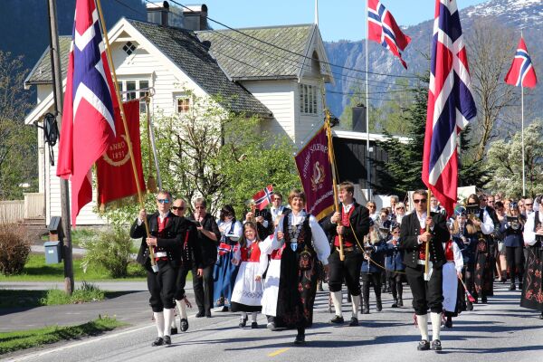 Facebook-konsert og bilkortesje i Stordal