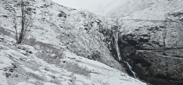 Strakstiltak i fjellsida satt på pause i Trollstigen