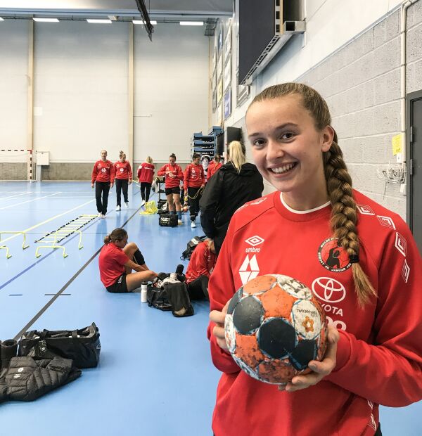 Skåra fem mål i topphandball-debuten