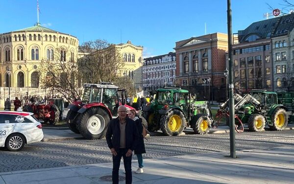- Må høyre på bøndene