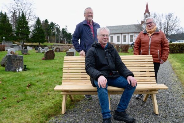 Nye benkar på Vestnes kyrkjegard