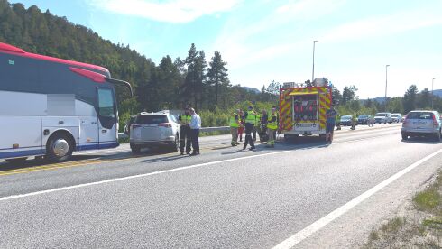 Bil og buss kolliderte