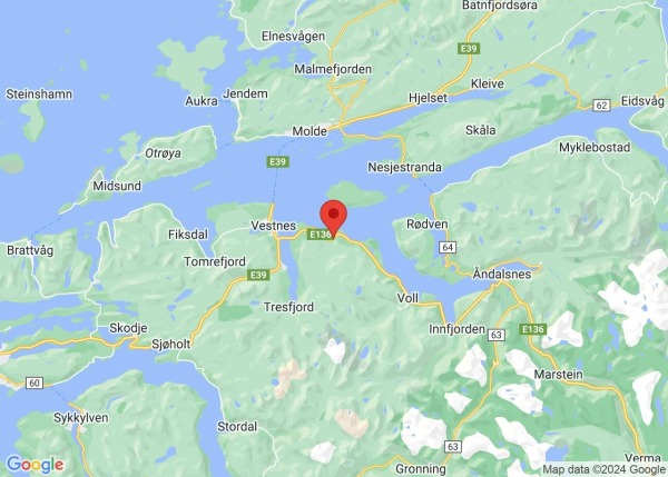 Mindre jordras stengte E-136 ved Hjelvik