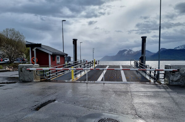 Ventar vanskar for ferja Brattvåg–Dryna