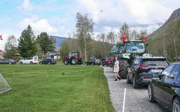 Tog av traktorar og bilar
