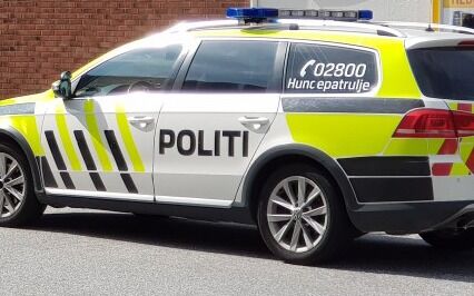 Bil har krasja med lyktestolpe