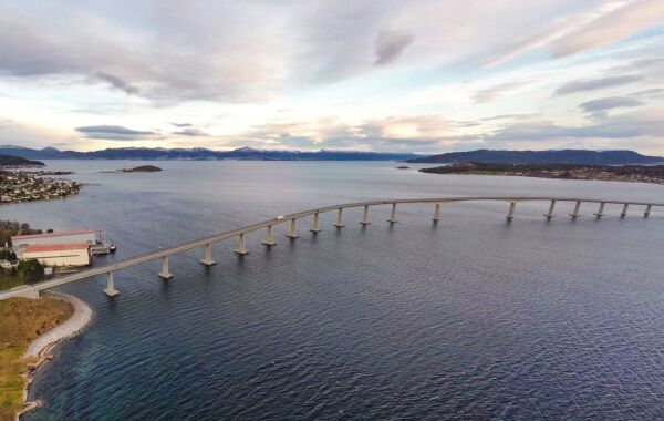 Resultatlaus redningsaksjon etter mogleg hopp frå Tresfjordbrua