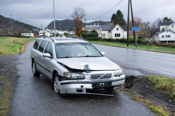 Bil har krasja med lyktestolpe