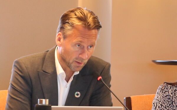 Sperra veg og truga kommunetilsette - meldt til politiet