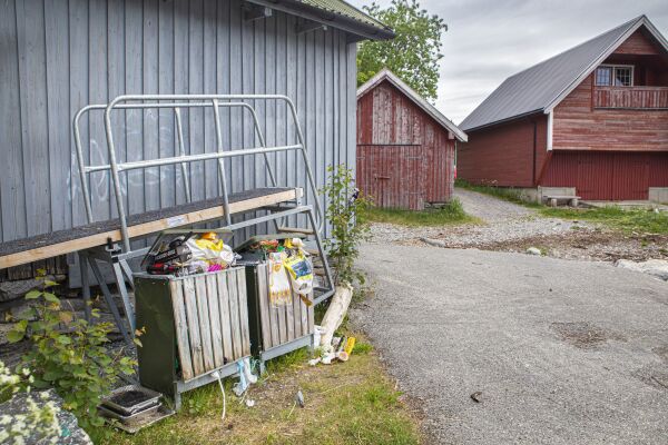 Men kven skal tømme dei?