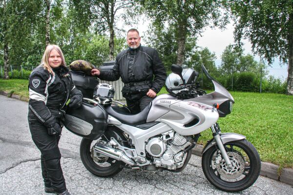 Far og dotter på helgetur med  motorsykkel over Trollstigen