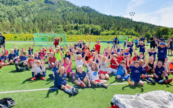 140 ungar på fotballskule på Eidet søndag
