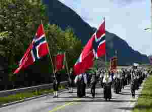 Solskin, song og samhald i Stordal på 17. mai