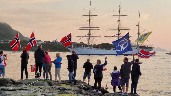 «Statsraad Lehmkuhl» kom til Brattvåg med stil