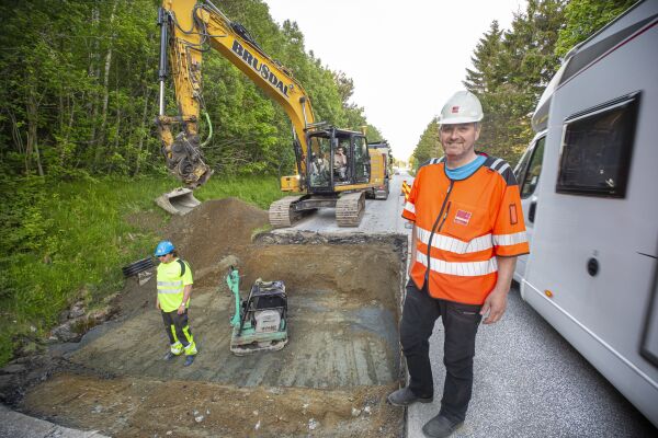 Må skifte rør under vegen om natta