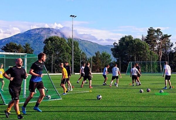 - Vi vil spele fotball, no!