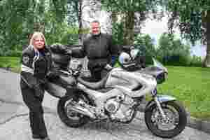 Far og dotter på helgetur med  motorsykkel over Trollstigen
