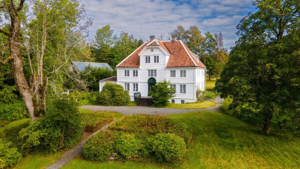 Unik historisk herregård med golfbane solgt