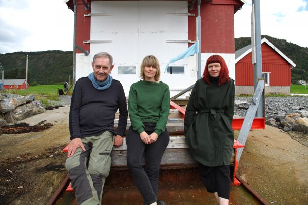 Åtte kunstnarar i naustet