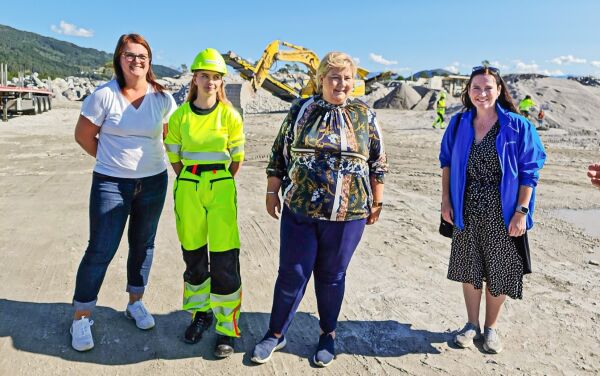 - Gøy med alle jentene!