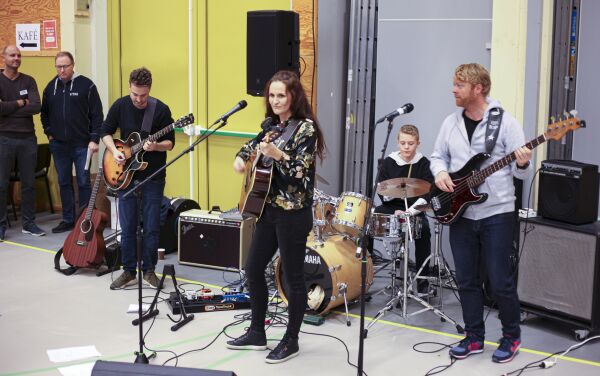 Vatnejente held konsert med visesong på dialekt