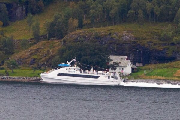 Mange på dekk då brurefølgjet passerte Severin Rønes
