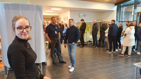 Kø for å røyste i valaksjon i Søvik i går