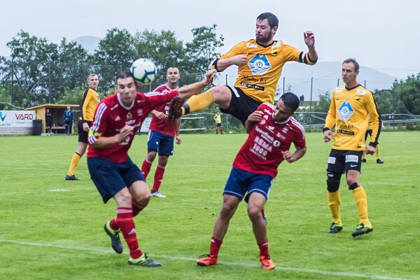 Tomrefjordspelarane lei pasningsøvingar