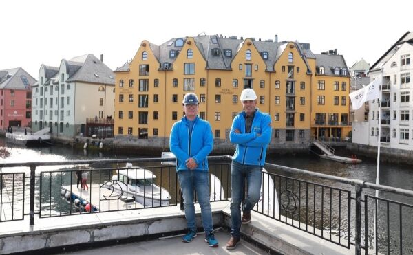 Dekker jugendhusa med stillas