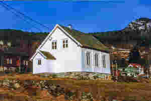 Bygdefolk sel bedehuset