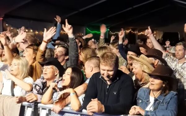 Berusa person tok seg inn i bobiler på countryfestival