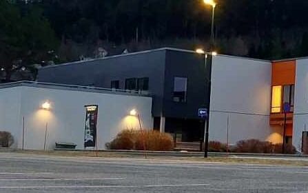 Fekk sløkt påtent brann ved skule