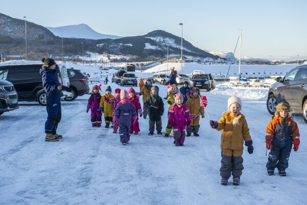 Feira gratis Tresfjordbru med  kaker, flagg og tutande bilar