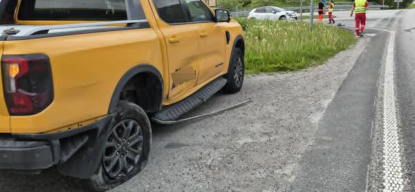To køyretøy involverte i trafikkulykke
