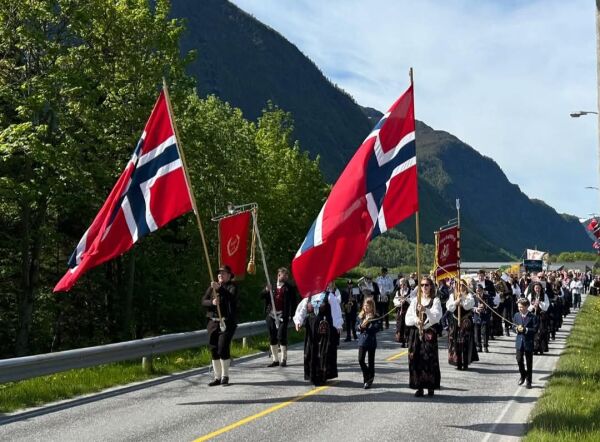 Solskin, song og samhald i Stordal på 17. mai