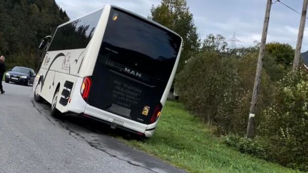 Ny buss utfor vegen