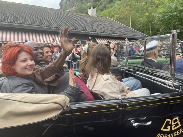 Sjå bilda frå brudeferden i Geiranger